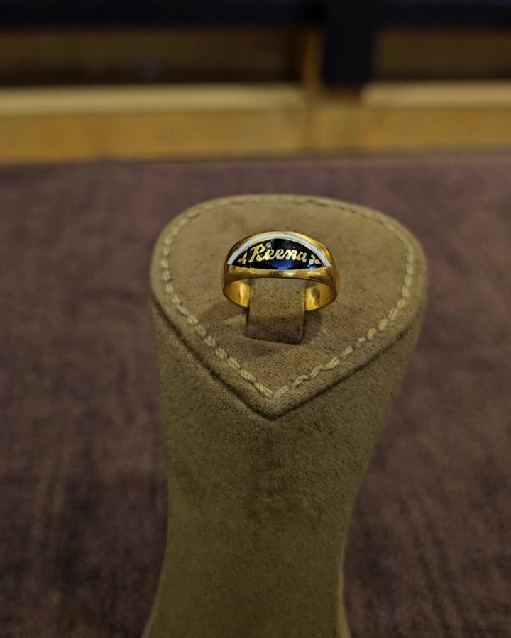 Gold wedding ring with enamel and embossed gold letters by Chungath Jewellery
