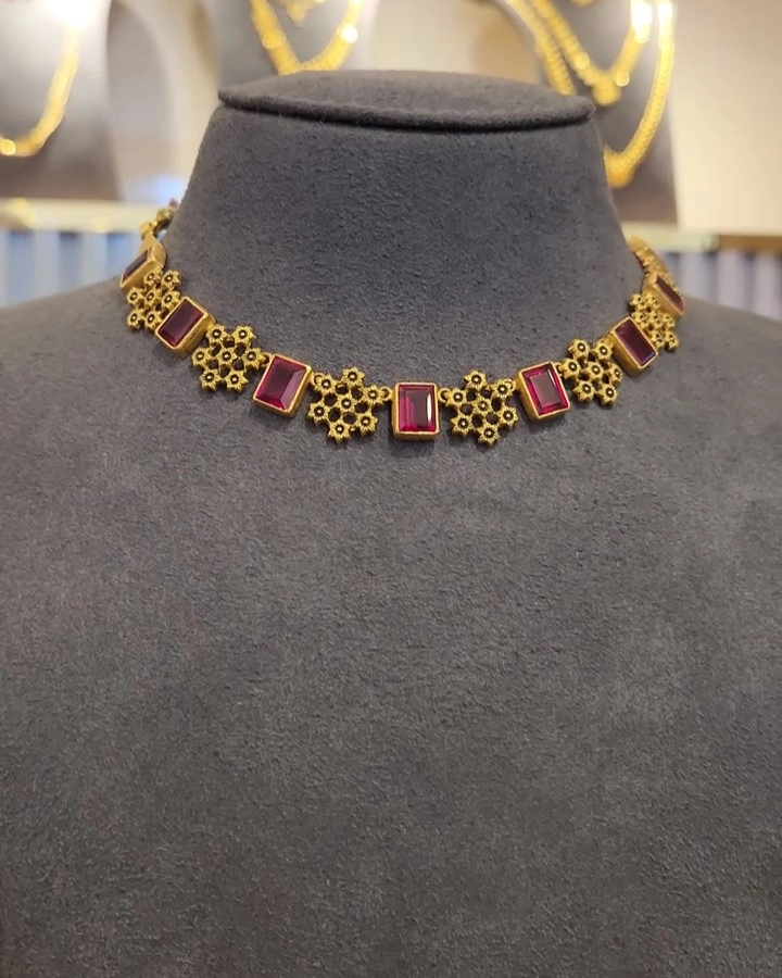 Gold stone necklace designs discount